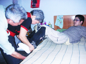 介绍强直性脊柱炎都有哪些症状 介绍强直性脊柱炎都有哪些症状